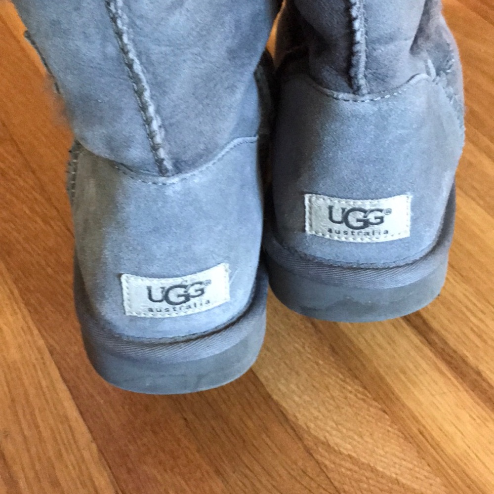 Tall grey triple Bailey button uggs
